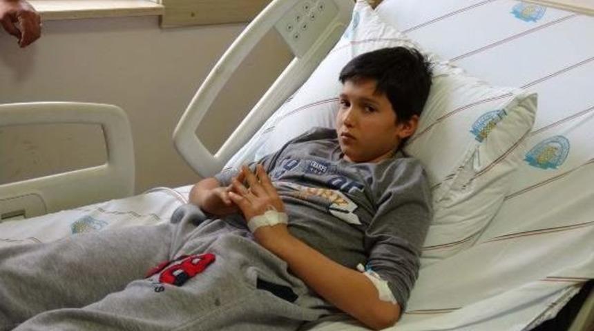 Duvardan Atlarken Karnına Demir Saplandı