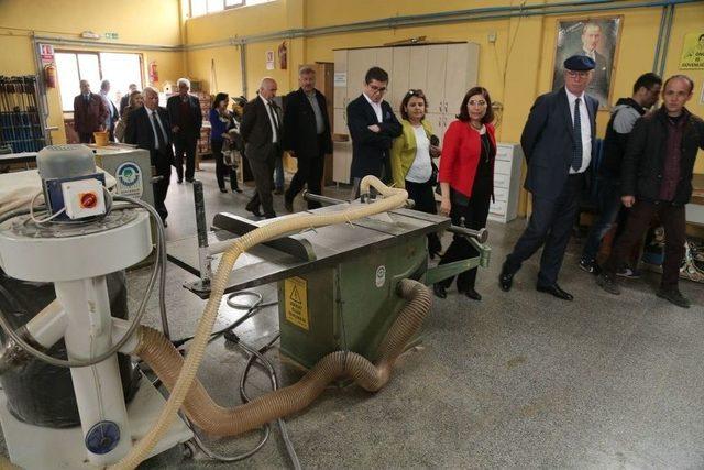 Başkan Kurt, Park Ve Bah&ccedil;eler M&uuml;d&uuml;rl&uuml;ğ&uuml;n&uuml; Gezdi 1