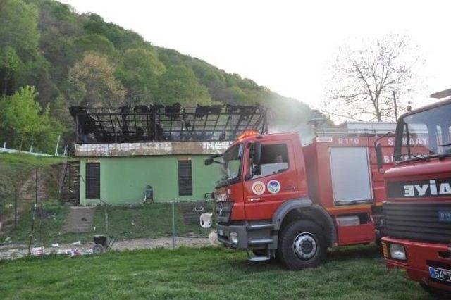 Futbol Sahasının Soyunma Odaları Yandı