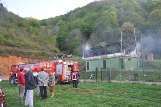 Futbol Sahasının Soyunma Odaları Yandı