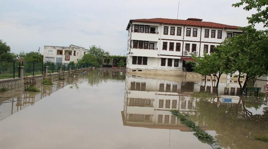 Sular Altında Kalan Okulda Mahsur Kaldılar