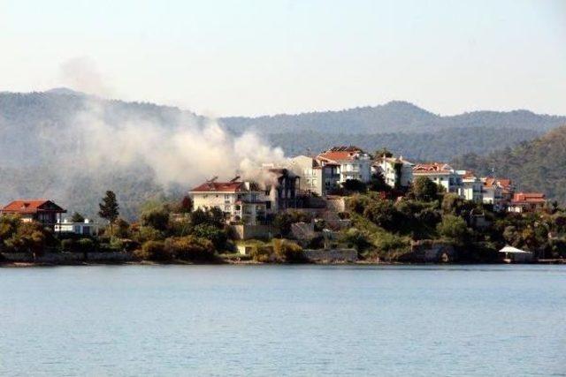 Adada Çıkan Yangında Bir Villa Yandı