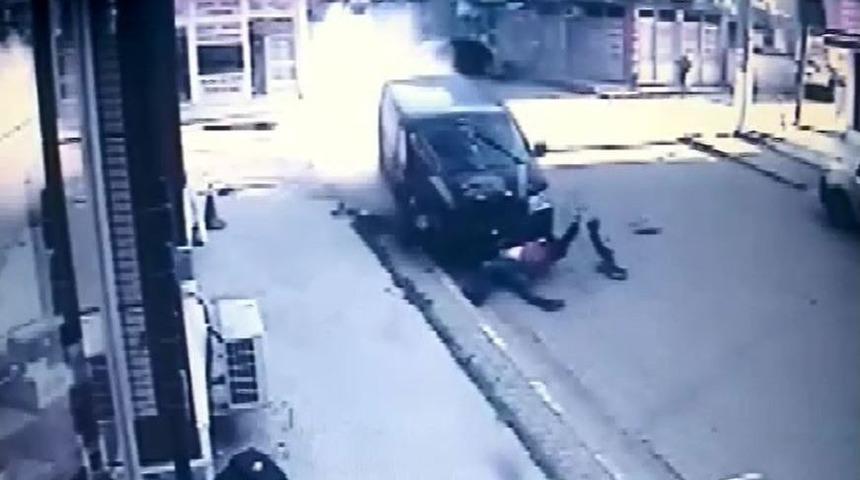 Minib&uuml;s&uuml;n Freni Boşaldı: 1 &Ouml;l&uuml;, 1 Yaralı