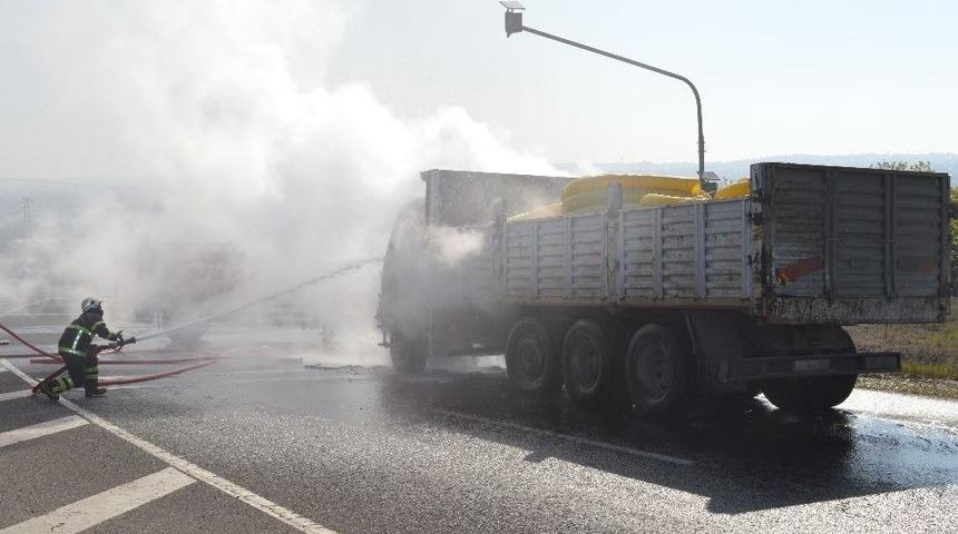 Kırklareli&rsquo;nde Seyir Halinde Alev Alan Kamyon K&uuml;l Oldu