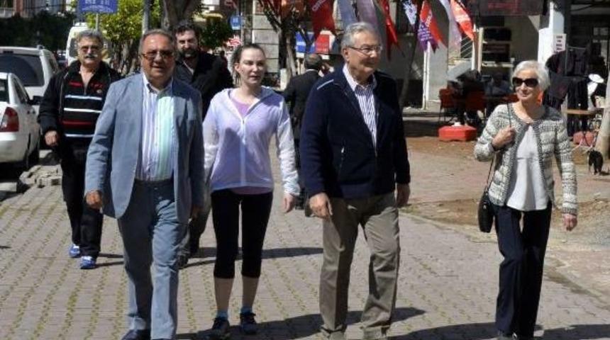 Ailesiyle Pazar Alışverişine &Ccedil;ıkan Baykal'a Yoğun Ilgi