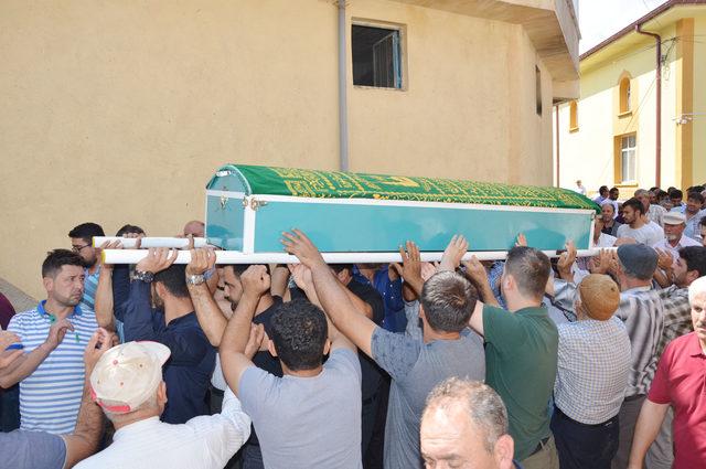 Tabancasını kontrol ederken kendini vuran doktor toprağa verildi 4