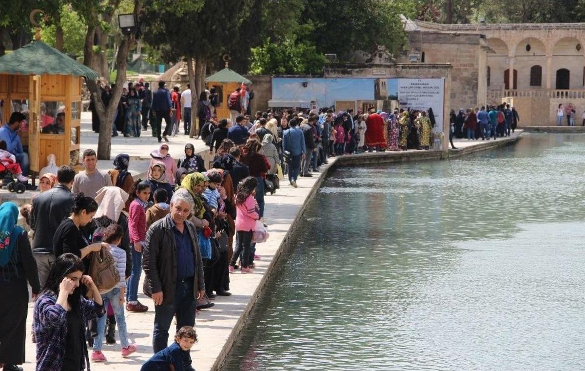 Tarihi Turistik Balıklıg&ouml;l&rsquo;e Ziyaret&ccedil;i Akını
