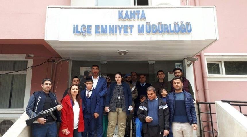 &Ouml;zel &Ouml;ğrenciler Polis Amcalarını Unutmadı