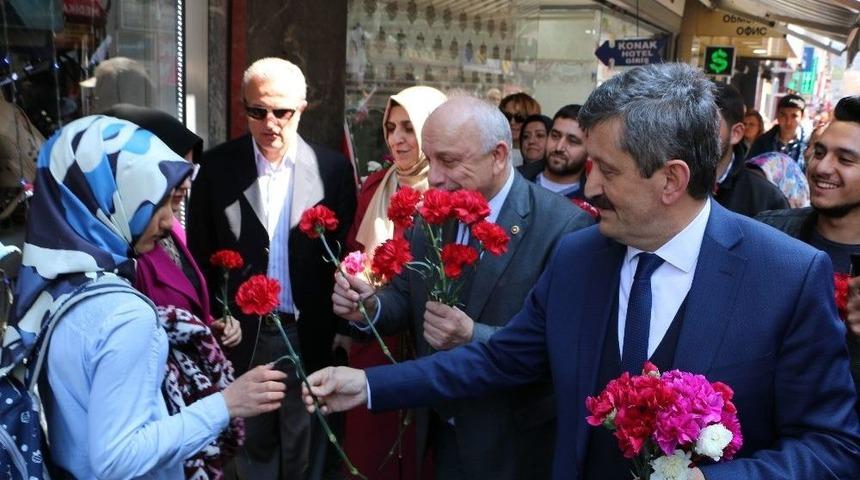 Ak Parti Heyeti "hayır" Standında Karanfil Dağıttı