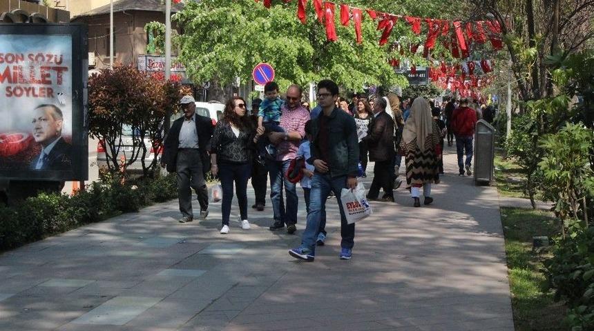 Havalar Isınınca Vatandaşlar Sokaklara Akın Etti