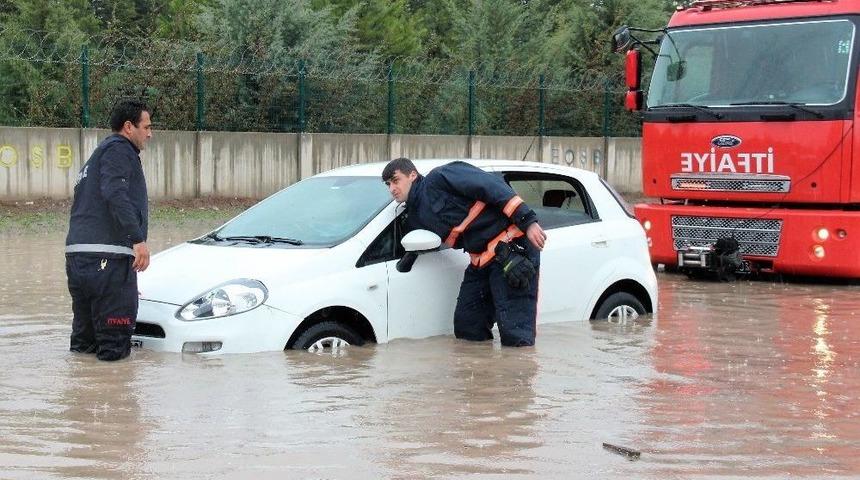 Elazığ&rsquo;da Sağanak Etkili Oldu, Bazı Ara&ccedil;lar Mahsur Kaldı