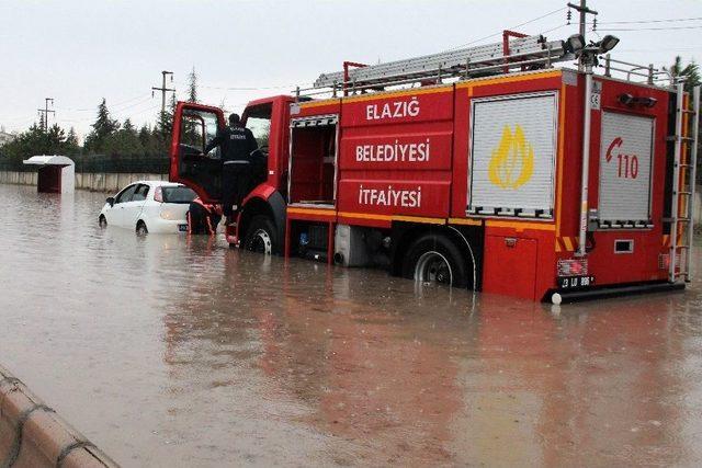 Elazığ’da Sağanak Etkili Oldu, Bazı Araçlar Mahsur Kaldı