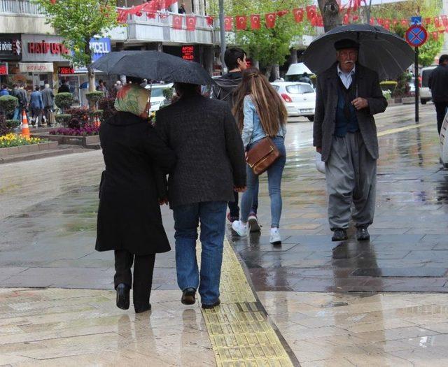 Elazığ’da Sağanak Etkili Oldu, Bazı Araçlar Mahsur Kaldı