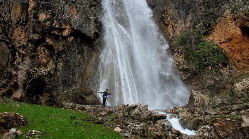 Beyt&uuml;şşebap&rsquo;ta Aşırı Yağmur Sonrasında Dev Şelaleler Oluştu