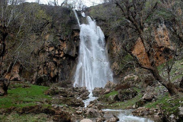 Beytüşşebap’ta Aşırı Yağmur Sonrasında Dev Şelaleler Oluştu