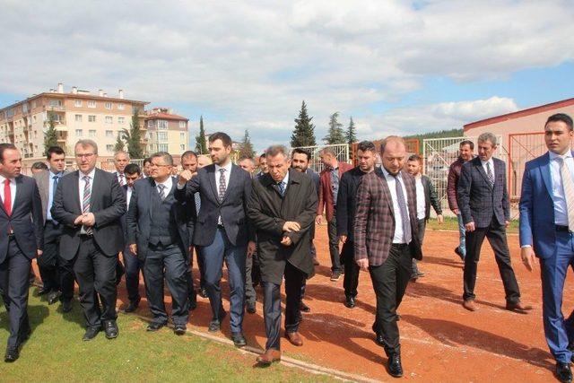 Bakan Yardımcısının “depreme Dayanıksız” Dediği Edebali Stadının Beton Tribünleri Hala İzleyicileri Ağırlıyor