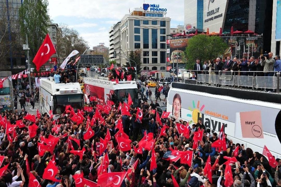 Kılı&ccedil;daroğlu, Kızılay&rsquo;da &lsquo;evet&rsquo; Ve &lsquo;hayır&rsquo;cıları Selamladı