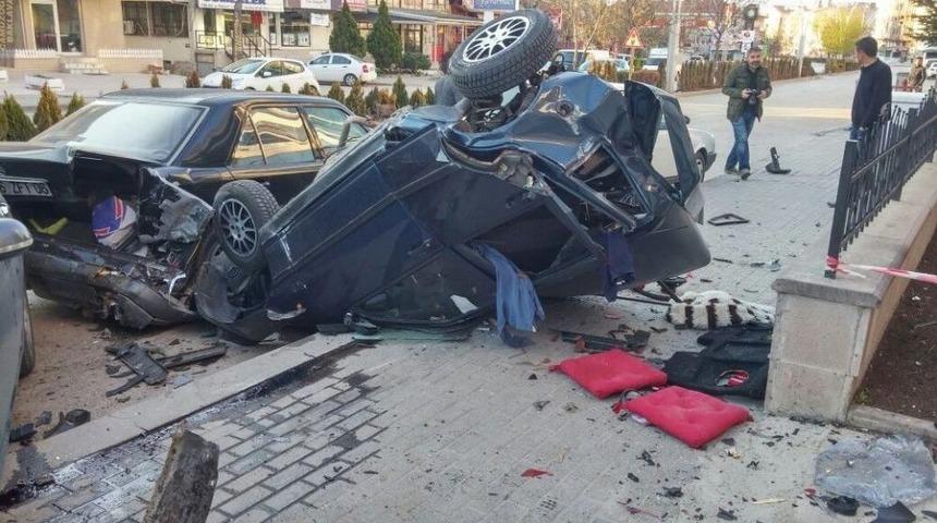 Kontrolden &Ccedil;ıkan Otomobil Park Halindeki Otomobillere &Ccedil;arptı