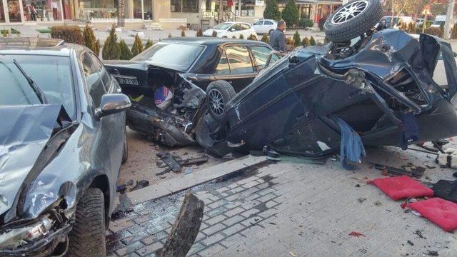 Kontrolden &Ccedil;ıkan Otomobil Park Halindeki Otomobillere &Ccedil;arptı 1