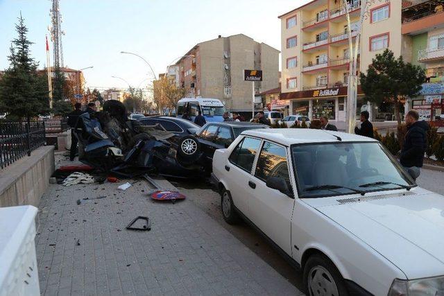 Kontrolden &Ccedil;ıkan Otomobil Park Halindeki Otomobillere &Ccedil;arptı 2