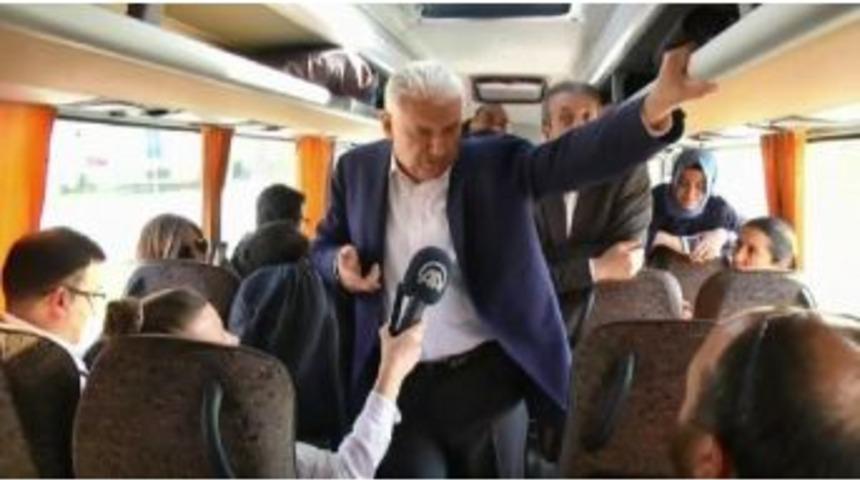 Başbakan Yıldırım Otob&uuml;ste Gazetecilerle Sohbet Etti