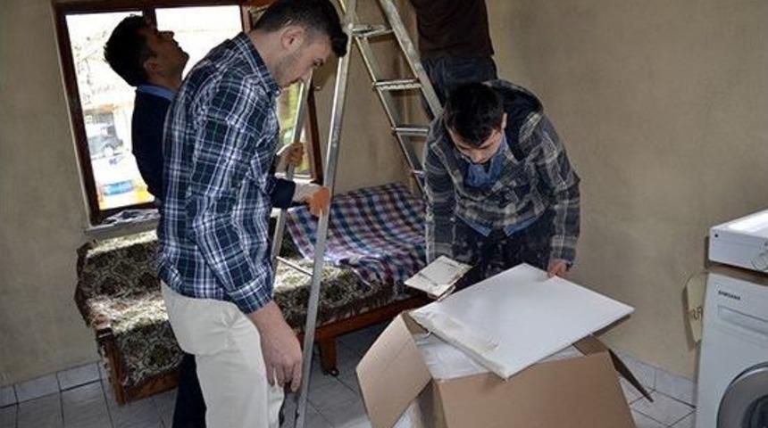 Kyk&rsquo;lı &Ouml;ğrenciler, Har&ccedil;lıklarıyla Muhta&ccedil; Ailenin Evini Boyadılar