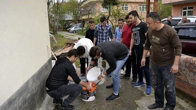 Kyk’lı Öğrenciler, Harçlıklarıyla Muhtaç Ailenin Evini Boyadılar