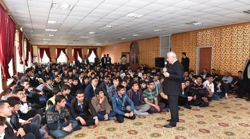 Vali Tuna, Suru&ccedil;lu Gen&ccedil;lerle Buluştu