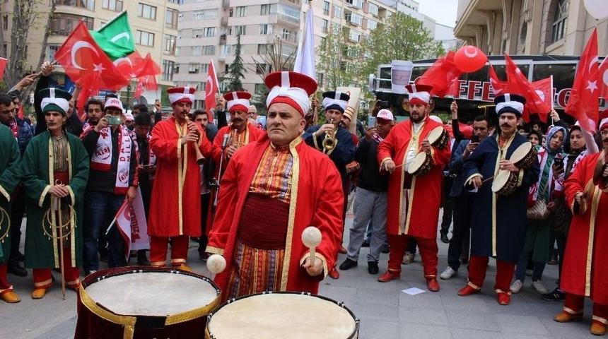 Y&uuml;zlerce Ak Partili Vatandaşlar Mehter Marşı Eşliğinde &ldquo;evet&rdquo; Kararı İ&ccedil;in Y&uuml;r&uuml;d&uuml;