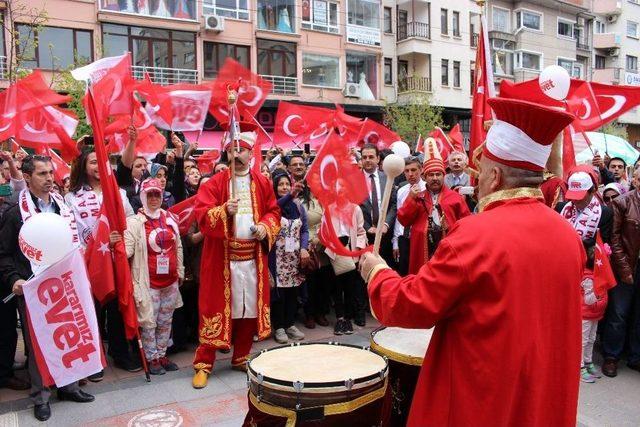 Yüzlerce Ak Partili Vatandaşlar Mehter Marşı Eşliğinde “evet” Kararı İçin Yürüdü 1