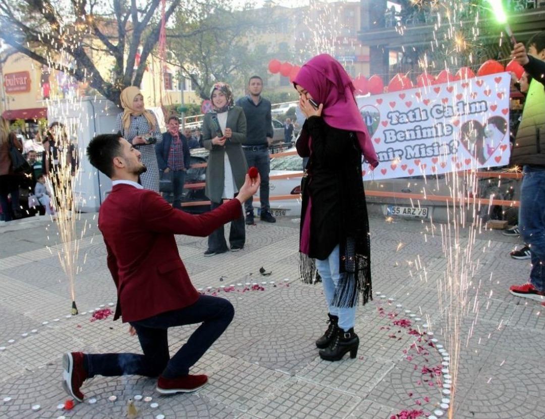 Doğum G&uuml;n&uuml;nde Evlilik Teklifi Aldı