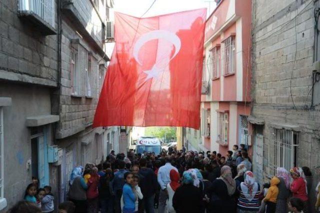 Gaziantep'te, Şehit Uzman Çavuşun Baba Evinde Yas