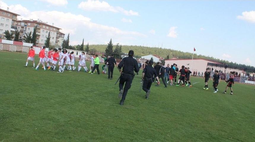U17 T&uuml;rkiye Şampiyonası 2. Kademe Final Ma&ccedil;ı Sonrası Saha Karıştı