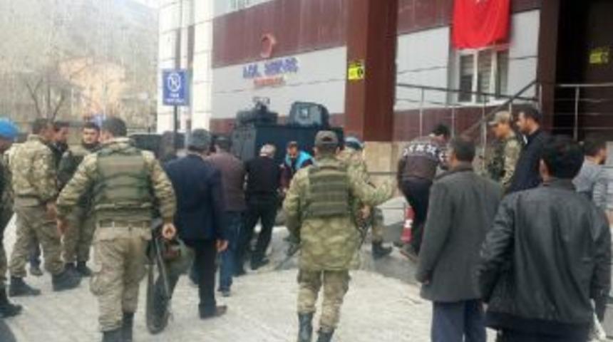 Van'da Zırhlı Askeri Aracın Ge&ccedil;işi Sırasında Patlama: 1 Asker Yaralı