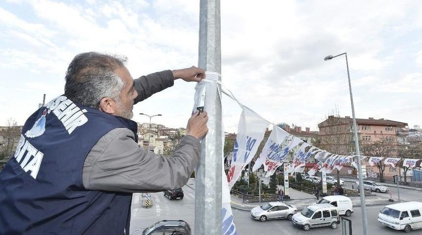 Propaganda Afişleri S&ouml;k&uuml;l&uuml;yor
