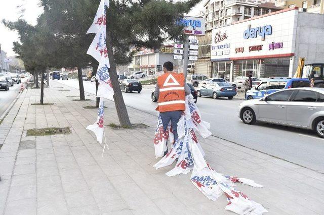 Propaganda Afişleri Sökülüyor