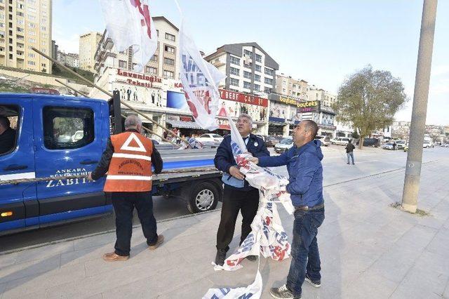 Propaganda Afişleri Sökülüyor