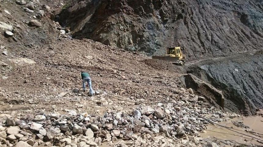 Sincik İl&ccedil;esinde Selden Zarar G&ouml;ren Yolların Bakımı Yapıldı