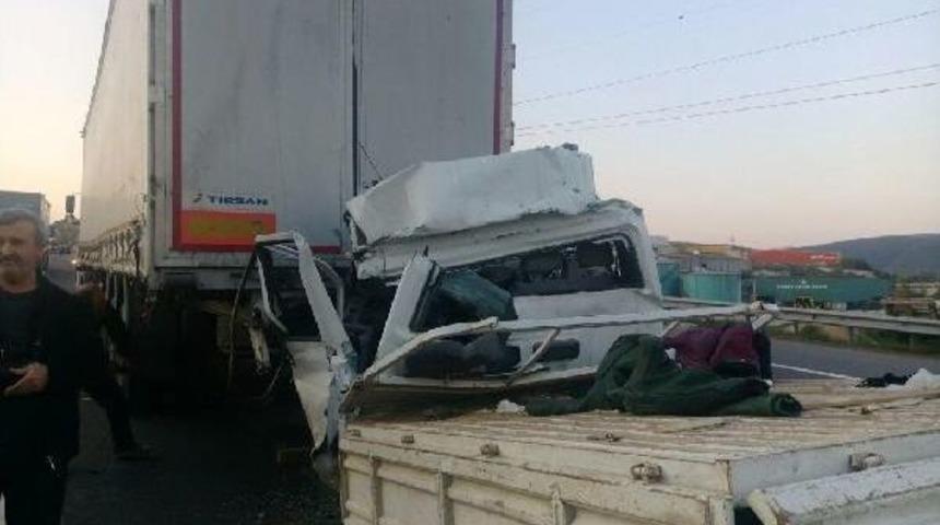 Kamyonet Tır'a &Ccedil;arptı: 1 &Ouml;l&uuml;, 2 Yaralı