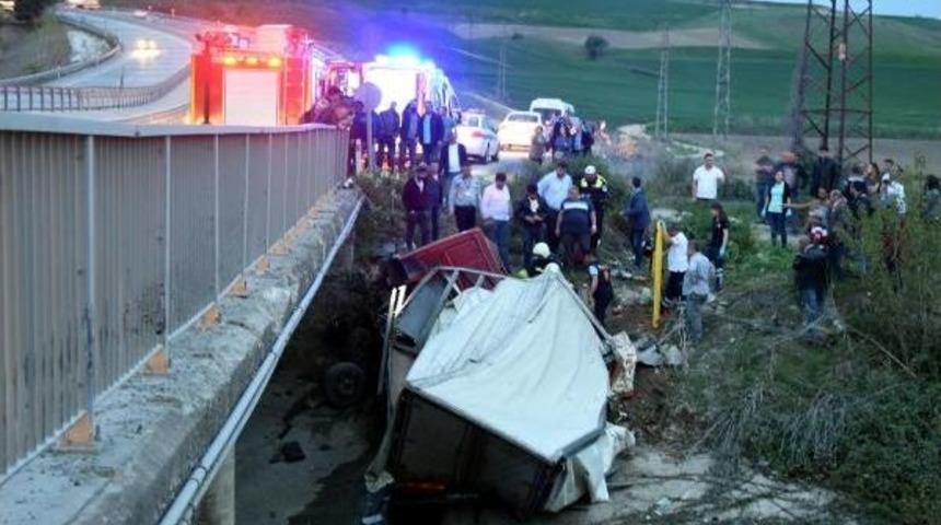 Tır Dereye U&ccedil;tu: 1 &Ouml;l&uuml;, 1 Yaralı