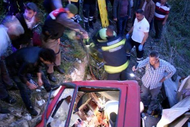 Tır Dereye Uçtu: 1 Ölü, 1 Yaralı 1