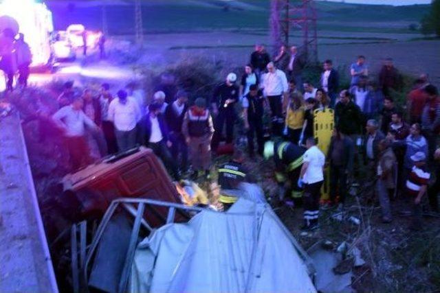 Tır Dereye Uçtu: 1 Ölü, 1 Yaralı 2