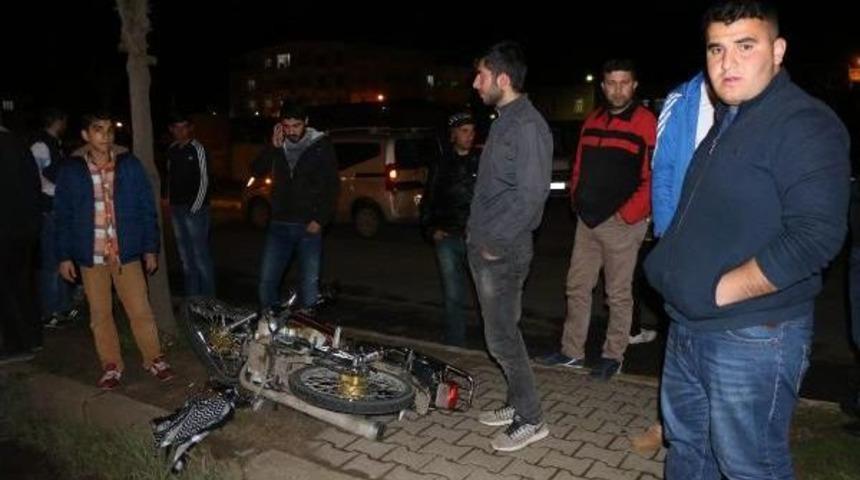 Siverek&rsquo;Te Motosiklet Otomobile &Ccedil;arptı: 2 Yaralı