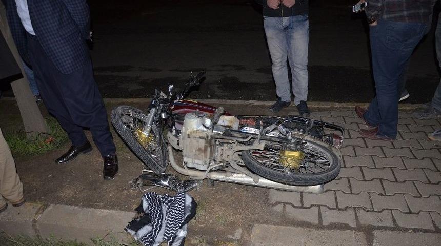 Motosiklet Otomobile Arkadan Çarptı: 2 Yaralı