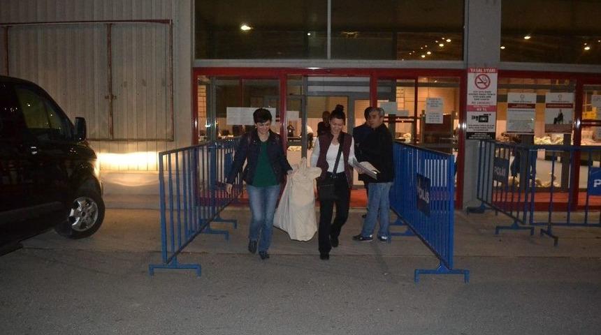 İzmir&rsquo;de Se&ccedil;im Torbaları Dağıtıldı