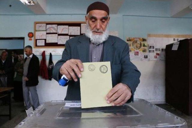 Adıyaman'da Referandumda Oy Kullanma Işlemleri Başladı