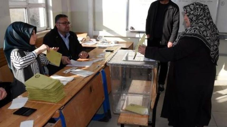 Van, Hakkari Ve Bitlis'te 3210 Sandıkta Oy Verme Işlemi Başladı