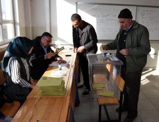 Van, Hakkari Ve Bitlis'te 3210 Sandıkta Oy Verme Işlemi Başladı