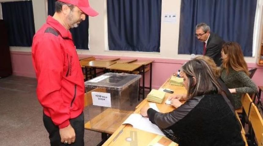 Antalya'da Oy Verme Işlemleri Başladı