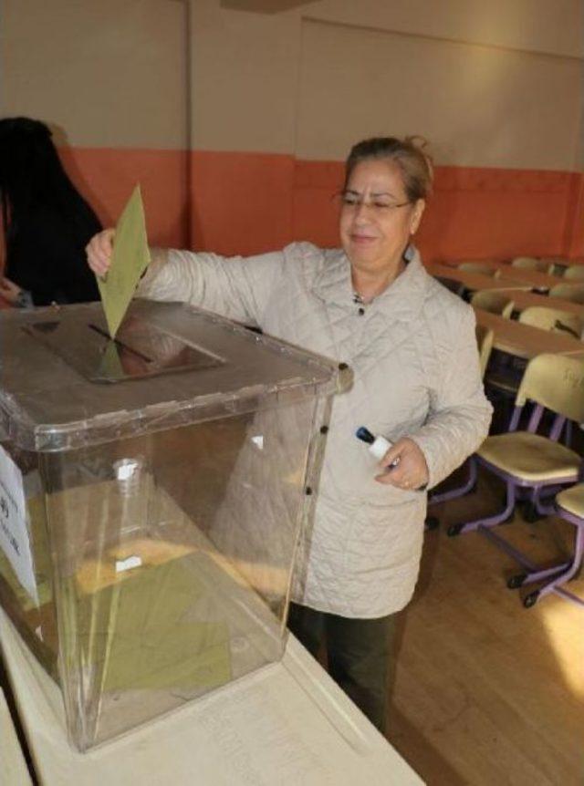 Samsun'da Vatandaşlar Oy Kullanmaya Başladı